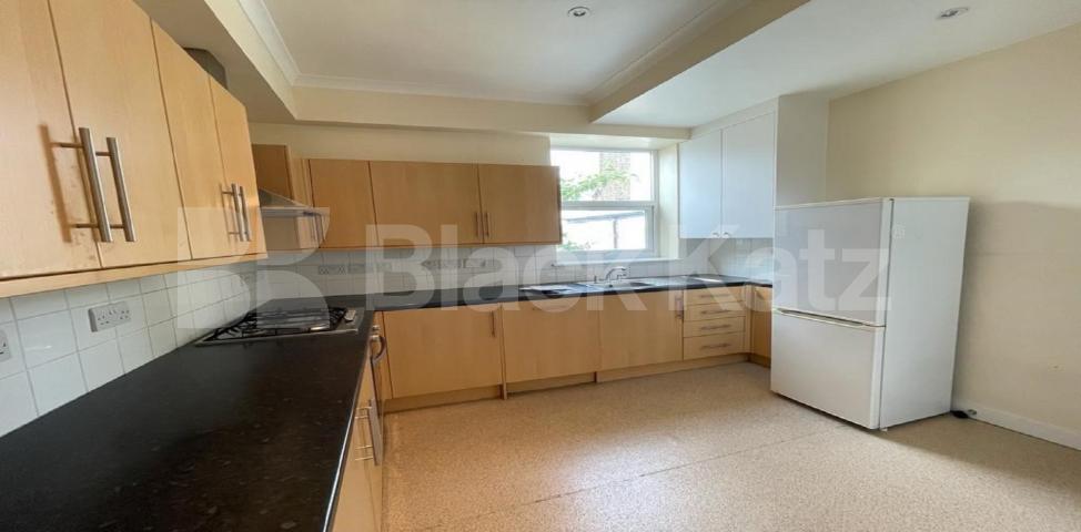 			LET, 3 Bedroom, 3 bath, 1 reception Apartment			 High Street North, East Ham